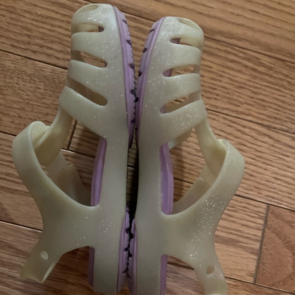 ❤️Host Pick❤️[C8]Crocs Kids Girls Sandals - Cream and Purple - Picture 2 of 4
